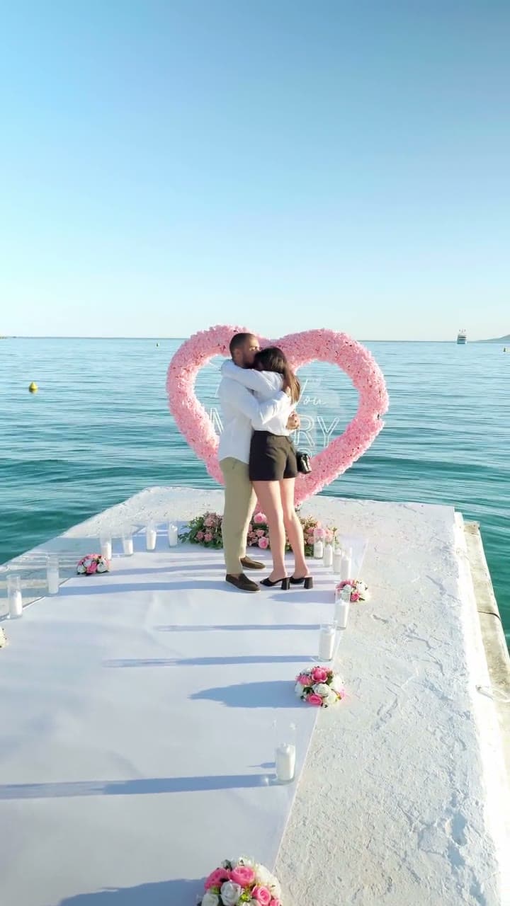 La demande d'Aaron et Laury sur le ponton du Martinez