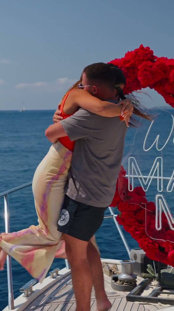 Une demande en mariage à bord d'un yacht